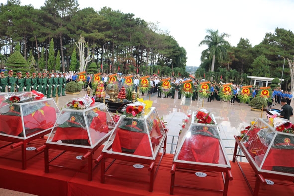 Lễ truy điệu và an táng các hài cốt liệt sỹ tại Nghĩa trang Liệt sỹ tỉnh vào tháng 5-2019.