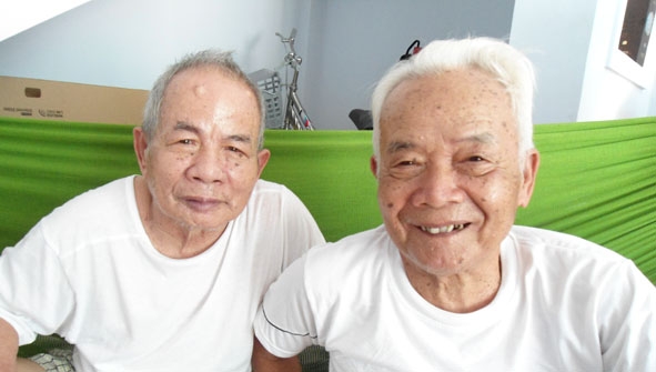 Cụ Lê Văn Hữu (bên phải)  và cụ Lê Thanh Bình.  