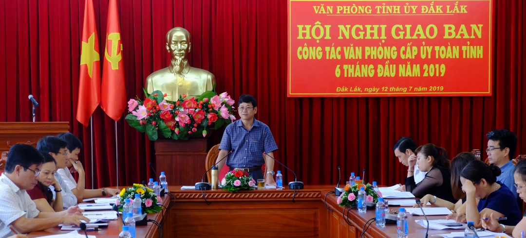 Đồng chí Bạch Văn Mạnh, Chánh Văn phòng Tỉnh ủy phát biểu tại Hội nghị