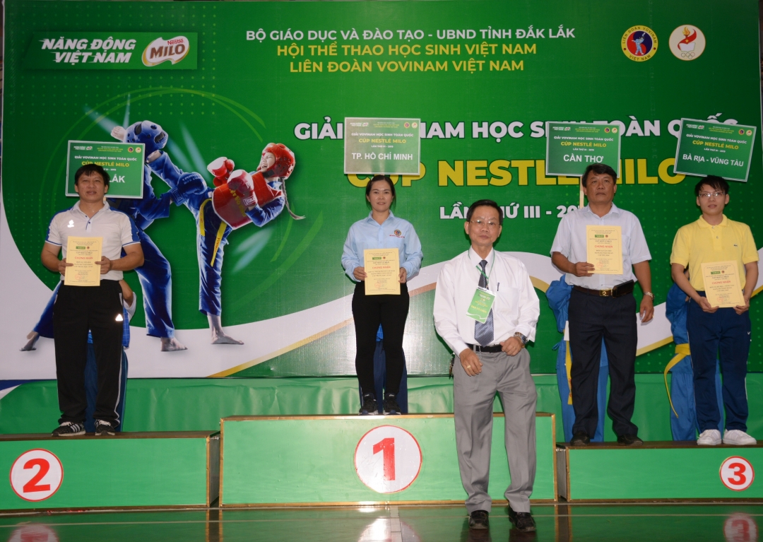 Ban tổ chức trao Giấy chứng nhận cho các đơn vị đoạt giải toàn đoàn ở khối Tiểu học.