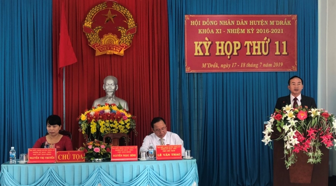 Chủ tịch HĐND huyện MĐrắk Nguyễn Ngọc Bình phát biểu tại kỳ họp.