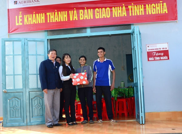 Lễ trao nhà Tình nghĩa cho chị H'Pót Êban (xã Hòa Đông) do Hội Chữ thập đỏ huyện Krông Pắc vận động  doanh nghiệp xây tặng.   
