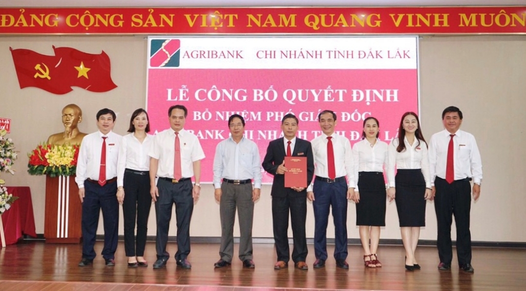 Ông Phan Ngọc Linh (áo vest đen) nhận Quyết định bổ nhiệm của Chủ tịch Hội đồng thành viên Agribank