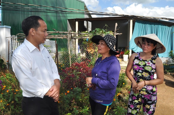 Chủ tịch UBND thị trấn Krông Kmar Vũ Xuân Triều thăm hỏi tình hình đời sống người dân tại Tổ dân phố 1. 