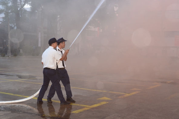 Đội viên đội chữa cháy cơ sở của Trung tâm Thương mại Vincom Plaza Buôn Ma Thuột khống chế hỏa hoạn khi lửa vừa phát sinh.