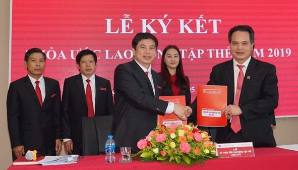 Ban Giám đốc và đại diện Công đoàn cơ sở Agribank Đắk Lắk ký kết Thỏa ước lao động tập thể năm 2019. 