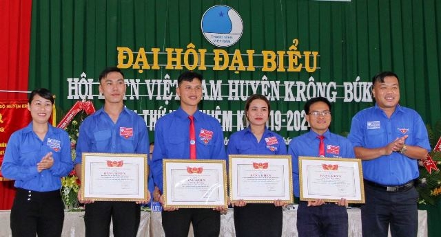 Các tập thể, cá nhân có thành tích xuất sắc trong công tác Hội và phong trào thanh niên huyện Krông Búk nhiệm kỳ 2014 - 2019 nhận Bằng khen của Hội LHTN Việt Nam tỉnh.