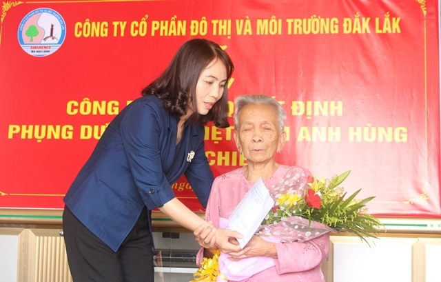 Phó Giám đốc Sở LĐ-TBXH Lại Thị Loan trao hoa và quà tặng Mẹ Việt Nam Anh hùng Tô Thị Chiểu.