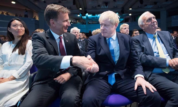 Tân Thủ tướng Anh Boris Johnson (bên phải) bắt tay với đối thủ Jeremy Hunt sau khi kết quả bầu cử được công bố.  (Nguồn: EPA/VOV).