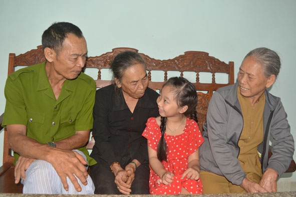Cựu tù Nguyễn Văn Đức, Phạm Thị Ngọc, Phạm Thị Mai (từ trái sang) kể lại chuyện bị địch tra tấn ở Nhà đày Buôn Ma Thuột.