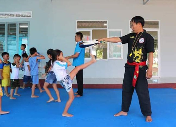 Võ sư Hoàng Minh Tuấn đang luyện tập cho các em võ sinh.