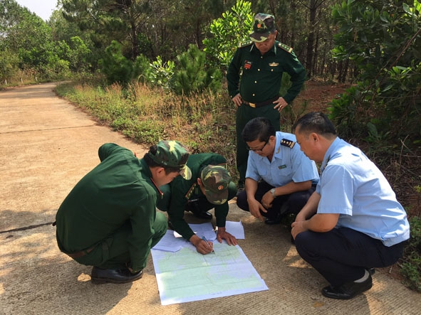 Cán bộ Cục Hải quan Đắk Lắk phối hợp với lực lượng biên phòng tỉnh Đắk Nông rà soát phương án  phòng chống buôn lậu tại biên giới.  Ảnh: Văn Trung