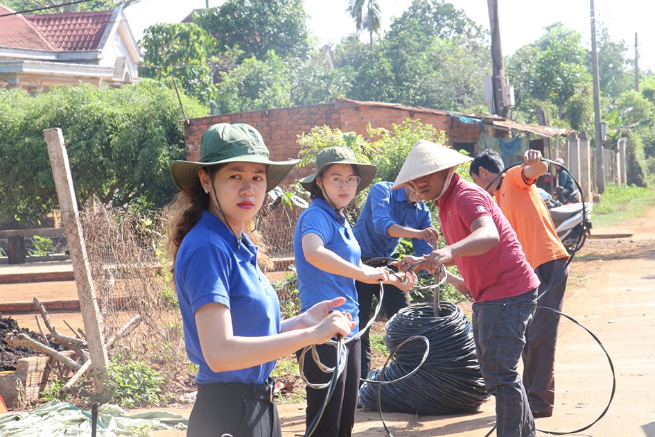 Đoàn viên thanh niên tham gia thi công công trình 