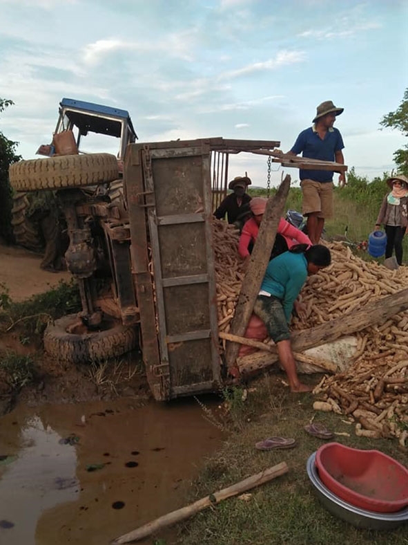 Vụ tai nạn ngày 12-6-2019, xe công nông chở sắn của anh Y Bê bị lật tại đầu cầu treo buôn Tliêr (xã Hòa Phong). 