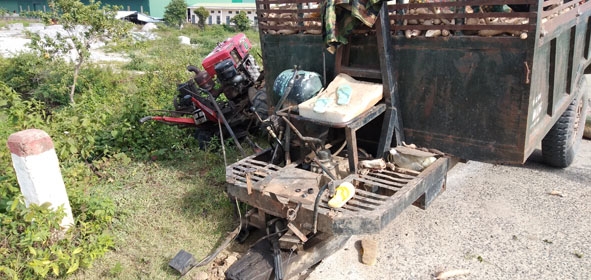Vụ tai nạn ngày 7-7-2019, xe công nông của ông Ama Kuan bị gãy rời phần đầu máy với phần thân xe.