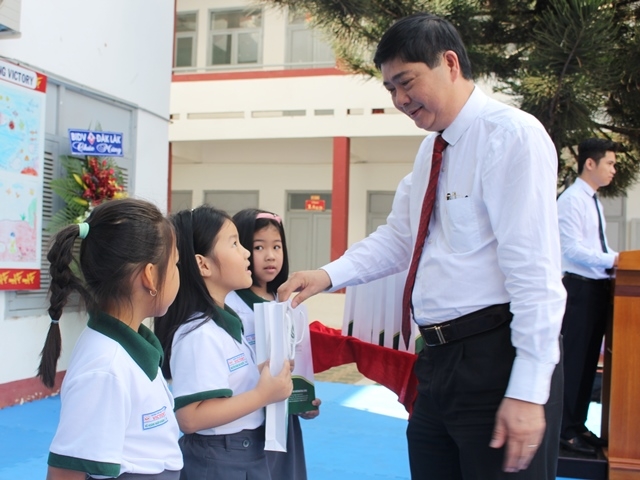 Giám đốc Sở GD-ĐT Phạm Đăng Khoa tặng quà học sinh Trường Tiểu học, THCS & THPT Victoty nhân 