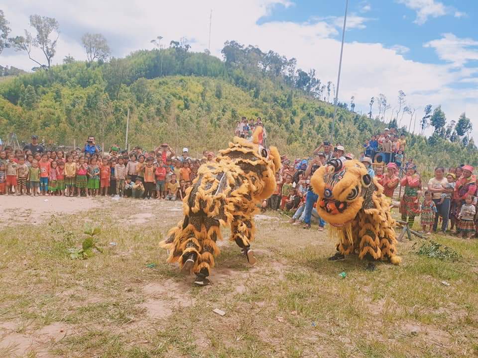 Đông đảo người dân thôn Ea Rớt (xã Cư Pui, huyện Krông Bông) xem múa lân.