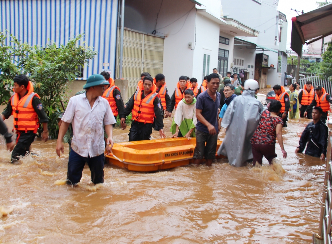 Lực lượng chức năng đưa phương tiện ứng cứu vào hẻm 313 Nguyễn Văn Cừ