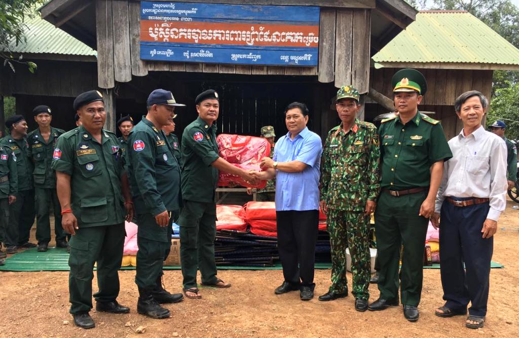 Đoàn công tác thăm hỏi, tặng quà lực lượng bảo vệ biên giới nước bạn Campuchia. Ảnh: V.Lâm