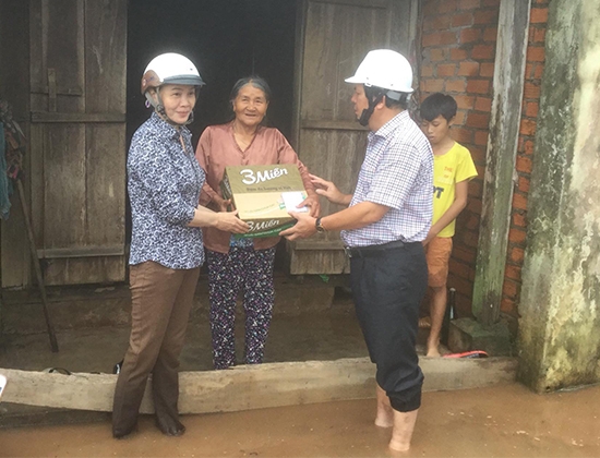 Lãnh đạo chính quyền huyện Cư M'gar đến thăm hỏi, trao quà hỗ trợ người dân vùng bị thiệt hại do mưa lớn gây ra