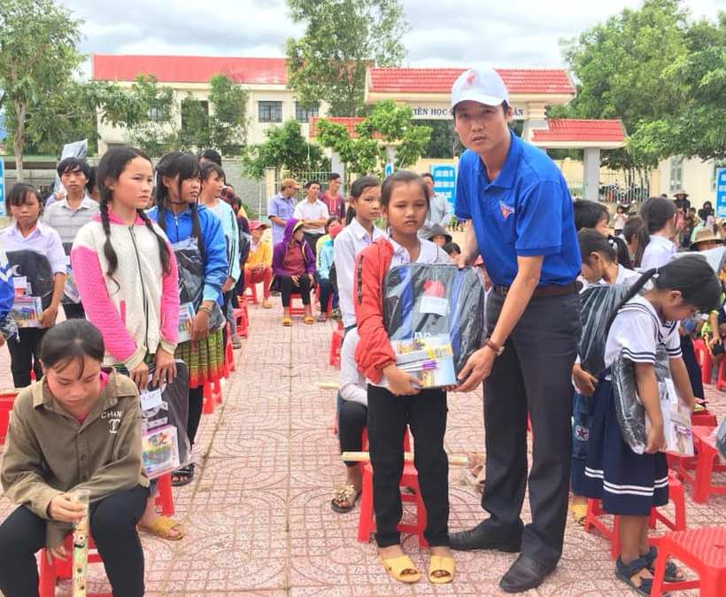 Bí thư Huyện Đoàn M’Đrắk Nông Anh Dũng trao quà tặng các em học sinh nghèo vượt khó.