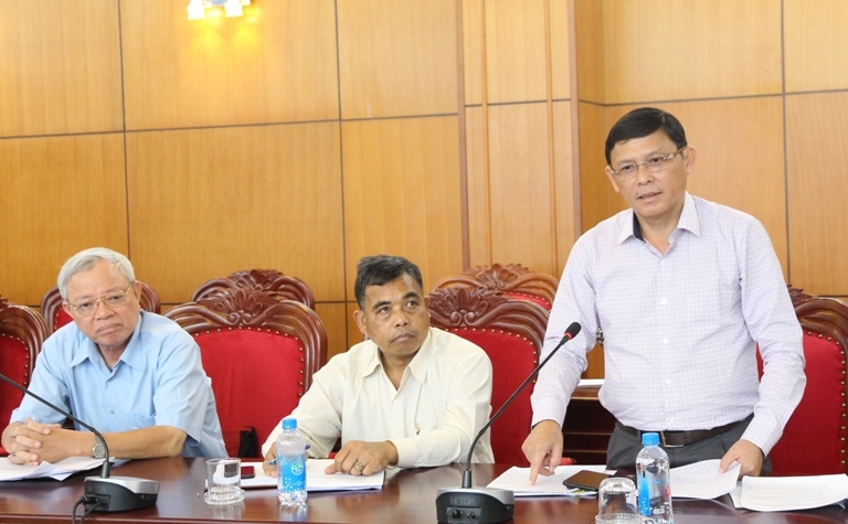 Phó Chủ tịch Thường trực UBND tỉnh Nguyễn Tuấn Hà đóng góp ý kiến tại cuộc họp.