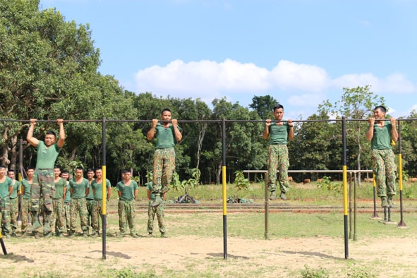 Chiến sĩ trẻ ở Tiểu đoàn 303 luyện tập thể thao nâng cao sức khỏe.