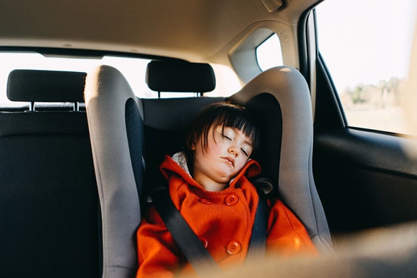 Khi cho trẻ đi trên xe, các bậc cha mẹ, người lớn cần kiểm tra toàn bộ xe trước khi khóa cửa. (Ảnh minh họa)