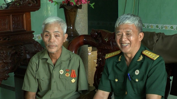 Lãnh đạo  Hội Cựu  chiến binh xã Ea Kmút thăm gia đình thương binh Lê Đức Thái (bên trái) ở thôn 12,  xã Ea Kmút. 