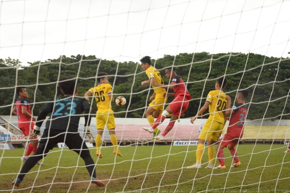 Một pha tranh bóng của các cầu thủ Hồng Lĩnh Hà Tĩnh (áo vàng) trong trận thắng Câu lạc bộ bóng đá Đắk Lắk 2-0.