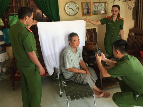 Cán bộ, chiến sĩ Công an huyện Cư M'gar đến tận nhà làm CMND cho người dân thị trấn Quảng Phú.  Ảnh: T. Dũng