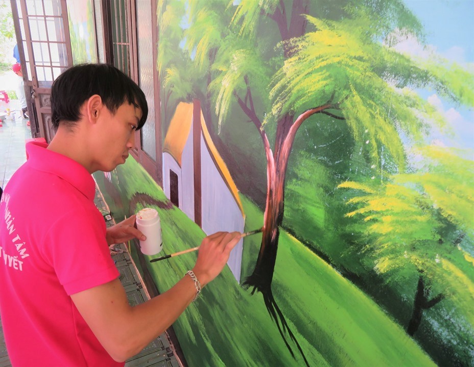 Tình nguyện viên tham gia vẽ tranh tường