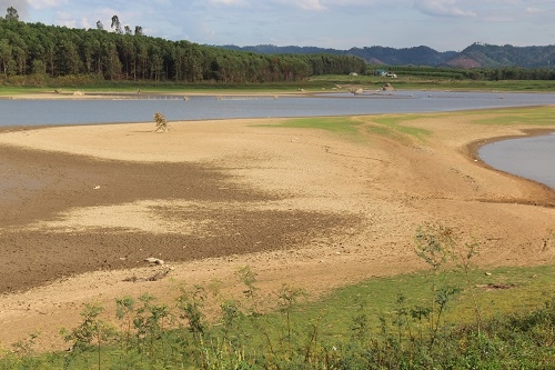 Hồ của công trình thủy lợi Krông Jin đã trơ đáy.