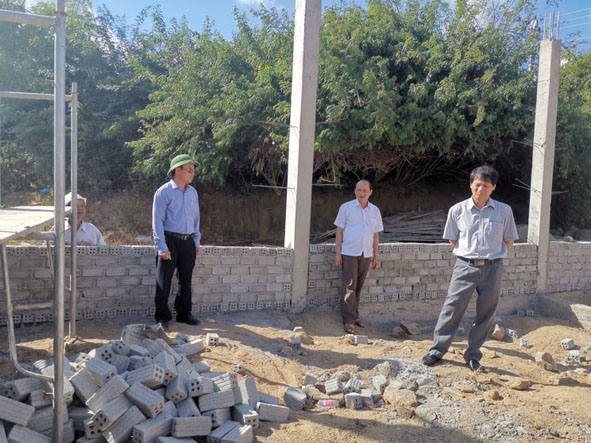 Lãnh đạo UBND huyện M'Đrắk kiểm tra thực tế việc xây dựng cơ sở vật chất cho năm học 2019 - 2020.