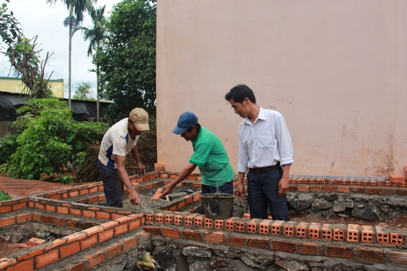 Một buổi thực hành của lớp đào tạo nghề xây dựng cho lao động ở xã Ea Tu, TP. Buôn Ma Thuột.  