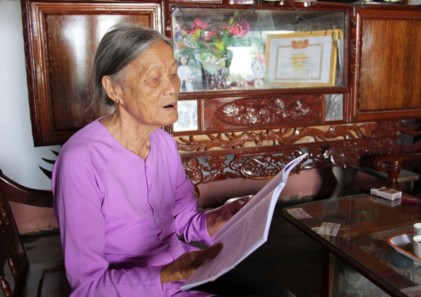 Bà Bùi Thị Đòa vẫn thường xuyên sáng tác và đọc thơ dù tuổi đã cao.