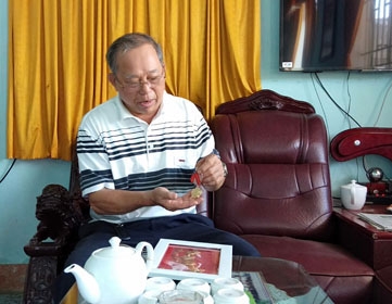 Ông Nguyễn Văn Thạnh xem lại các kỷ vật.