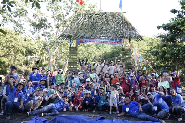 Hội trại kỹ năng phường Thống Nhất thu hút gần 100 thanh thiếu niên tham gia. 