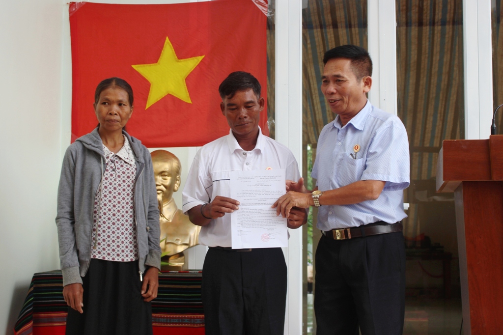 Chủ tịch Hội Cựu chiến binh thành phố Nguyễn Xuân Thụ trao quyết định tặng nhà cho gia đình hội viên Y Thăn Byă