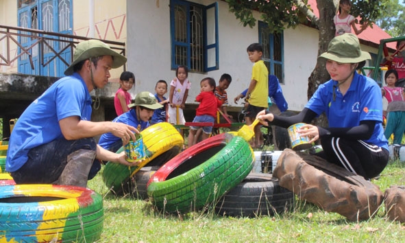 Đoàn viên thanh niên làm khu vui chơi cho thiếu nhi buôn Ea Dray, xã Tân Tiến, huyện Krông Pắc. 