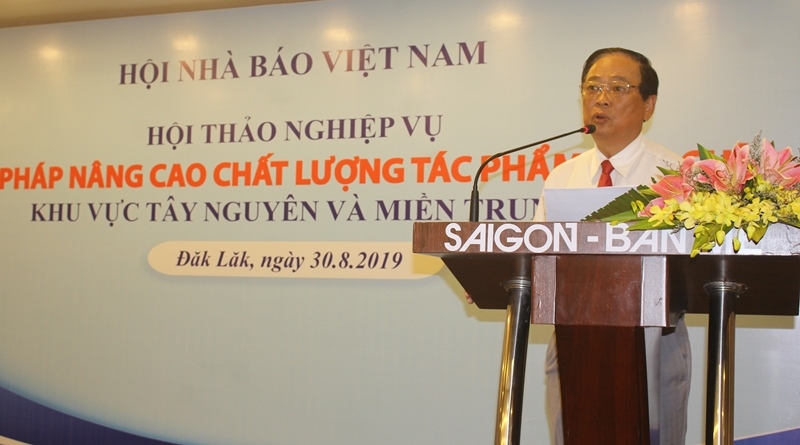Phó Chủ tịch Hội Nhà báo Việt Nam Mai Đức Lộc phát biểu tại hội thảo