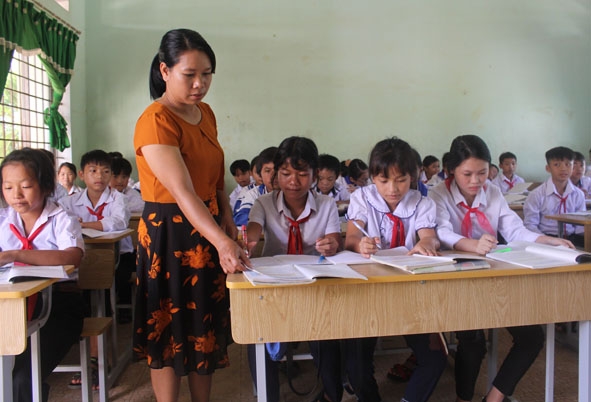 Tiết học đầu năm học mới của cô và trò Trường THCS Cư Drăm (xã Cư Drăm, huyện Krông Bông).