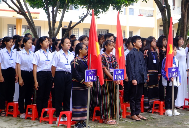 Học sinh Trường THPT Dân tộc Nội trú Nơ Trang Lơng tham dự lễ khai giảng năm học 2018 - 2019