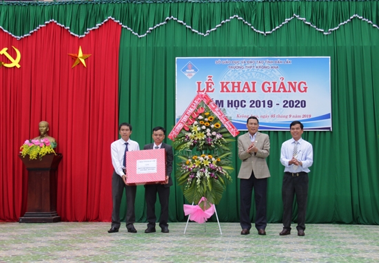 Phó Chủ tịch UBND tỉnh Võ Văn Cảnh tặng hoa chúc mùng hầy và trò trường THPT Krông Ana nhân ngày khai giảng năm học mới