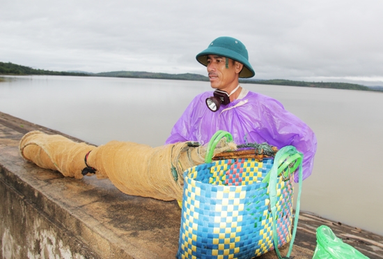 Anh Nguyễn Phương (thôn 5, xã Cư M'lan) kéo lưới từ 4 giờ sáng đến 6 giờ sáng, thu được khoảng 4 kg cá cơm để phục vụ cho gia đình và bà con lối xóm.