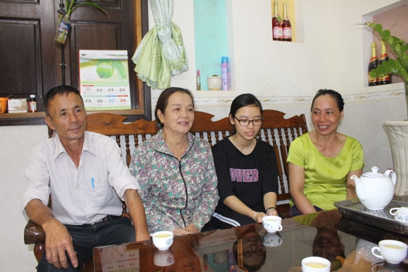 Hội Khuyến học huyện Cư Kuin trò chuyện, động viên em Trần Thị Thảo, lớp 11A12, Trường THPT Y Jút  (thứ hai từ phải sang) trước thềm năm học mới 2019- 2020.  