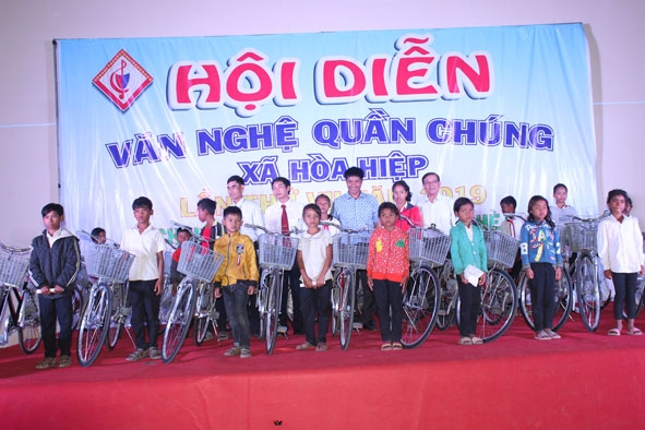 Hội Khuyến học xã Hòa Hiệp (huyện Cư Kuin) tặng xe đạp cho học sinh nghèo có thành tích cao trong học tập, năm học 2018 – 2019. 