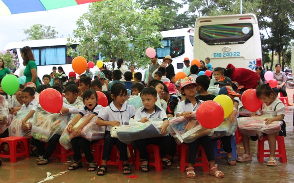 Học sinh Trường Tiểu học và THCS Chu Văn An dự lễ khánh thành công trình “Mái trường tặng bé yêu”.