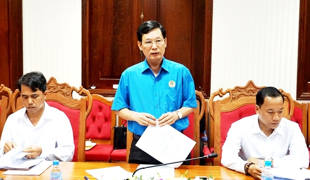  Chủ tịch Liên đoàn lao động tỉnh Nguyễn Công Bảo đóng góp ý kiến tại Hội nghị.