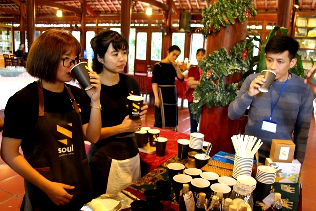 Các đại biểu thưởng thức cà phê đặc sản Việt Nam niên vụ 2018-2019 bên thềm Đại hội